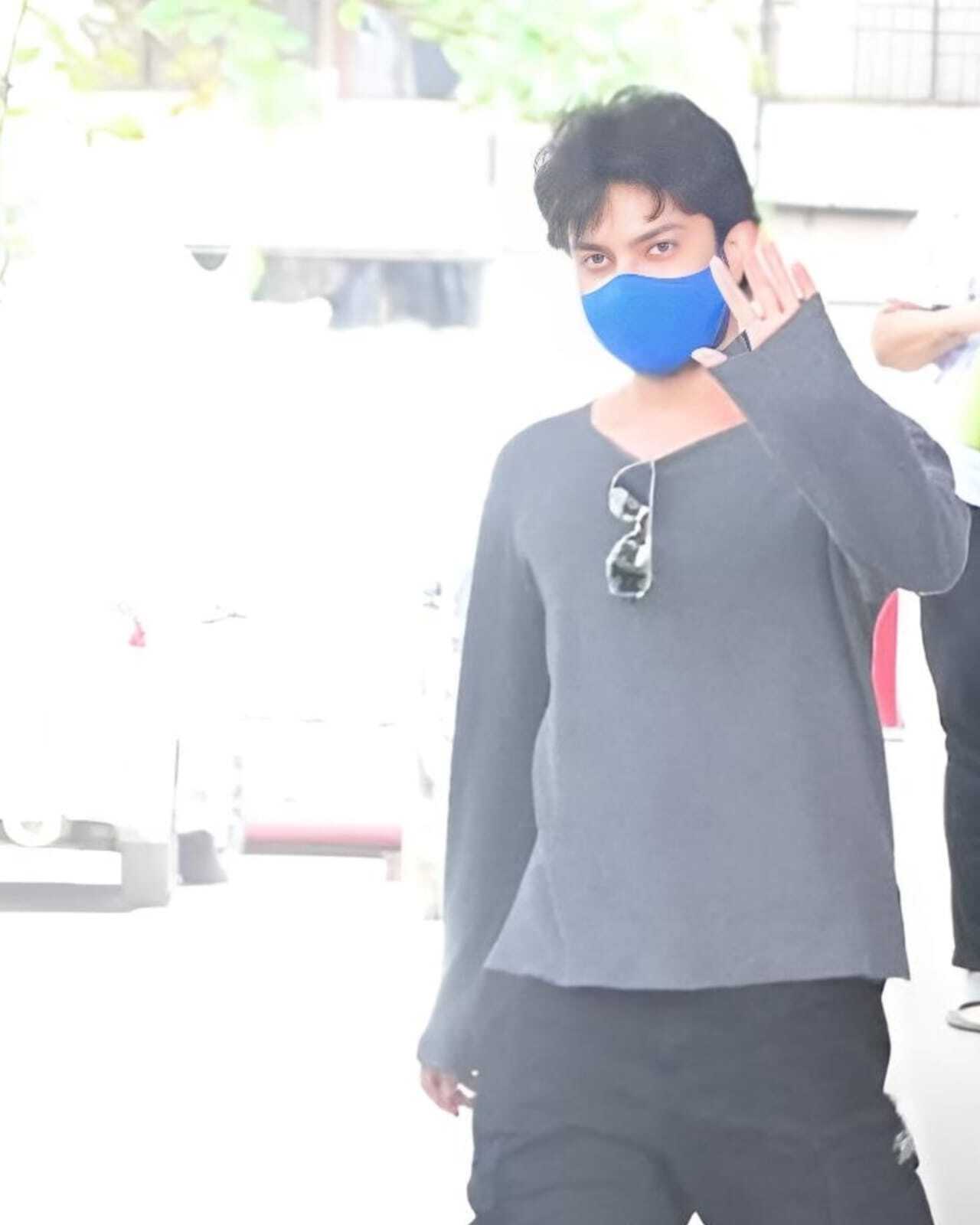 Sohail Khan's elder son, Nirvaan Khan, was seen visiting his uncle and aunt, Arbaaz and Sshura Khan, along with his little newborn sister at the hospital today.